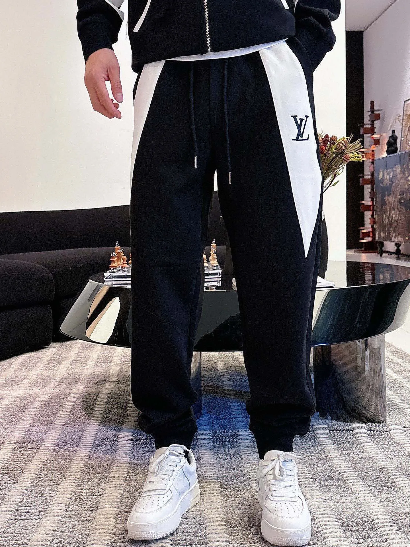 🅿️720 [LV Louis Vuitton] hot-selling suit is coming. Focus on the original version of the official website. 2025 new hot-selling cardigan and sweatshirt suit. The original order is the best. 🇭🇰The meticulous work of top designers. It has a fitting and perfect upper body effect. All-natural high-quality Tencel Roman cotton 100%, close-fitting comfort, noble and elegant! Original hardware embodies elegance and nobility! Counter size: M-3XL (maximum wear up to 190 pounds)